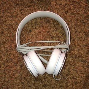Beats ep they are white fit anyone. (Not wireless)